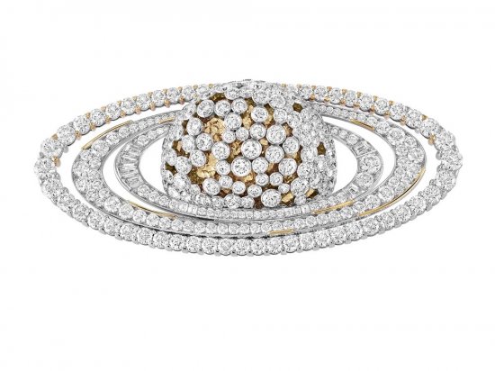 Saturn 白金胸針，by Van Cleef & Arpels