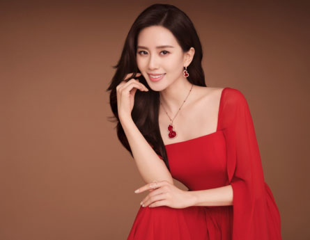 Qeelin品牌代言人劉詩詩佩戴Wulu Lace 紅瑪瑙系列