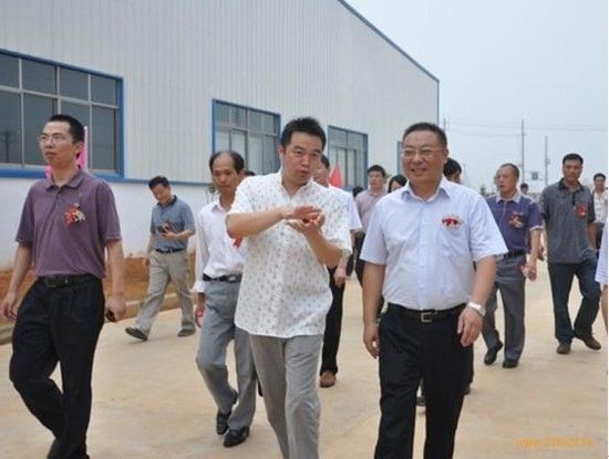 陳平平經理為江斌市長講解康百杰的發展情況