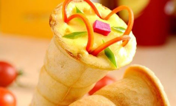 法蘭德手握披薩