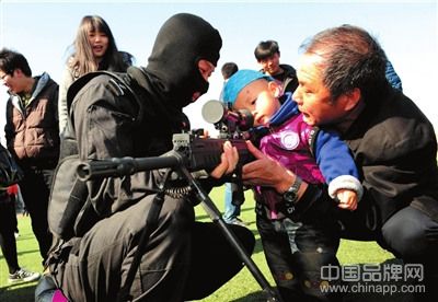 一個小朋友在家人的帶領下，“玩兒”了把真的