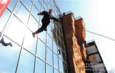 特警隊員為市民表演高樓索降。