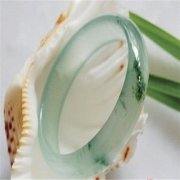  翡翠手鐲應該戴在左手還是右手
