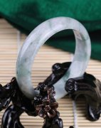 手鐲應該戴在那只手上？