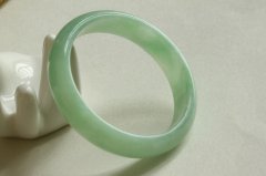 佩戴手鐲也比較注重也有講究 一起來學習一下吧