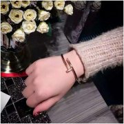 個性時尚的學生黨一族 釘子手鐲更適合你