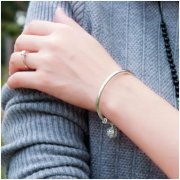 25歲女性帶什么款式的銀鐲子好?
