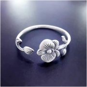 女士最該戴銀手鐲，既時尚又能展現獨特氣質