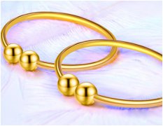40多歲女性佩戴的2018年流行黃金手鏈款式
