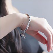 年輕女士戴的流行銀手鐲款式圖片有哪些？