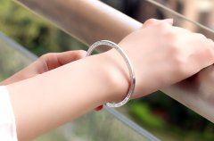 銀手鐲被汗水弄濕怎么辦