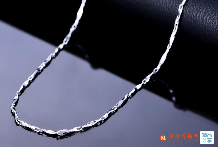 不同款式及材料的白金項鏈價格不一樣
