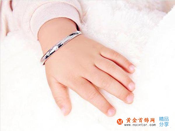 一個月的小寶貝能戴黃金手鐲么？