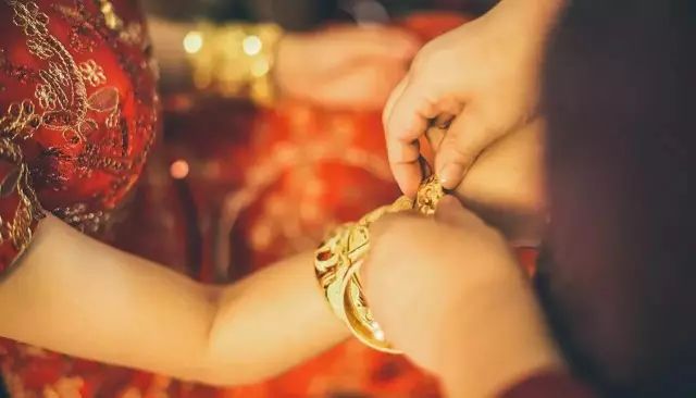 結婚戴金飾含義，為什么結婚要結婚金飾