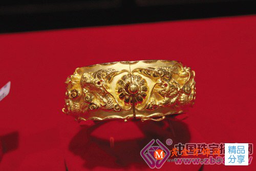 
	一天銷售近萬件 黃金飾品賣火了
