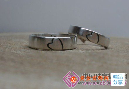 
	純銀飾品洗澡的時候可以佩戴嗎
