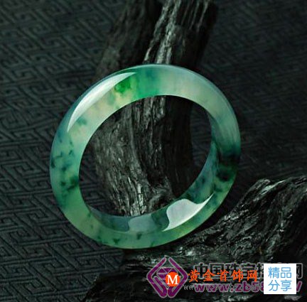
	手鐲不能戴在左手上，你知道嗎
