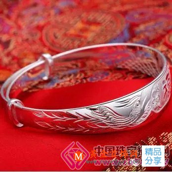 
	手鐲不能戴在左手上，你知道嗎
