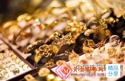 
	金價跌市民搶購金條：專家提醒慎抄底
