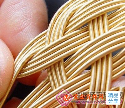 
	盛裝苗族女飄逸俊美 銀飾品秀出人中仙
