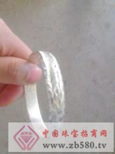 
	銀手鐲的戴法
