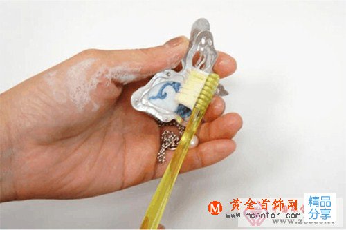 
	銀飾不變“小黑臉”！
