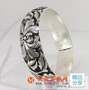 
	納西族銀飾是什么
