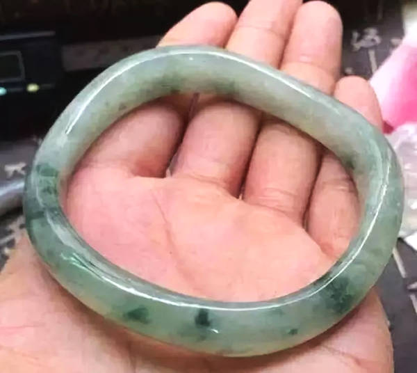 手鐲就一定是圓的？這些手鐲打破你的認知