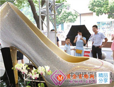 
	鑲十萬顆施華洛水晶“巨鞋”亮相中國
