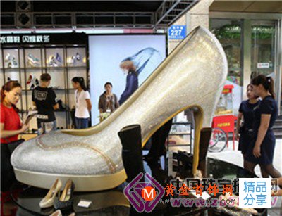 
	鑲十萬顆施華洛水晶“巨鞋”亮相中國

