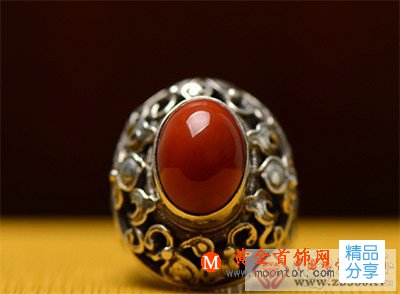 
	濃郁的南紅瑪瑙戒面
