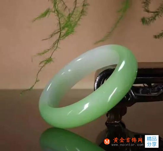 
	年底了，專業珠寶顧問給你推薦幾款適合送長輩的珠寶首飾
