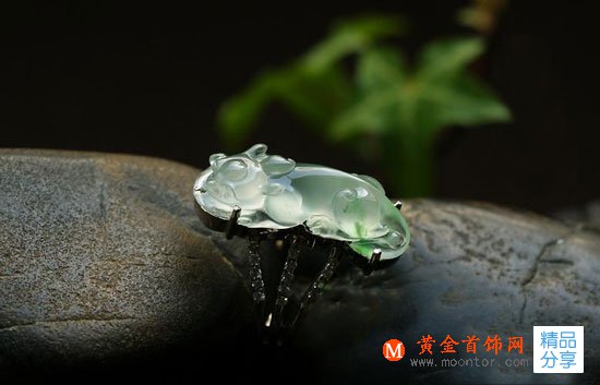 
	中秋節拜訪客戶送什么禮品好 招財的翡翠貔貅最得生意人的喜愛
