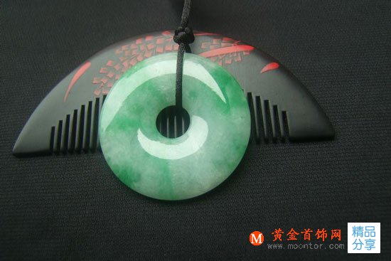 
	漫漫求學路 選一款翡翠飾品送去最美好的祝福
