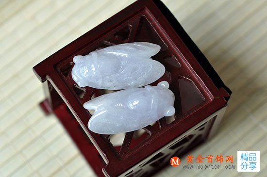 
	漫漫求學路 選一款翡翠飾品送去最美好的祝福
