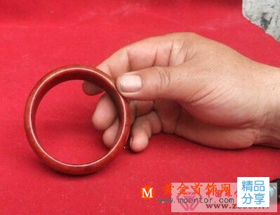 
	如何鑒別雞血石手鐲
