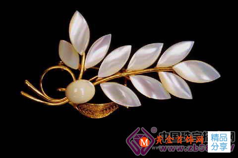 
	胸針：盛開在胸前的優雅花
