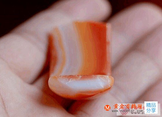
	瑪瑙手鐲都是染色的嗎
