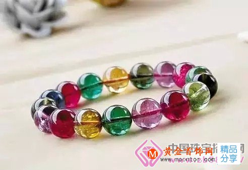 
	在外奔波的女人，應該選擇哪些珠寶
