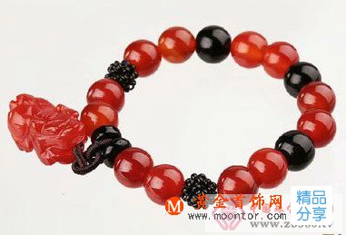 
	紅瑪瑙手鏈的戴法
