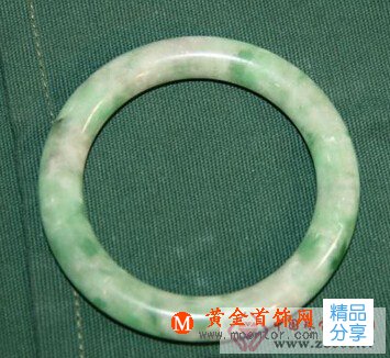 
	添加翡翠或通過人工注膠和染色而成
