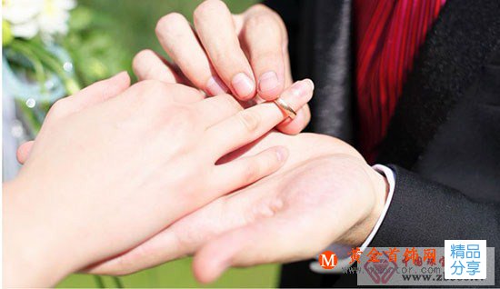 
	無名指戴戒指是什么意思
