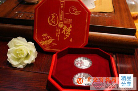 
	中秋送禮要送啥 首選周銀匠“銀月餅”
