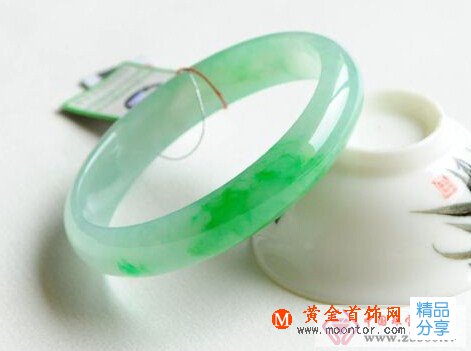 
	翡翠成為禮品市場中很受歡迎品種
