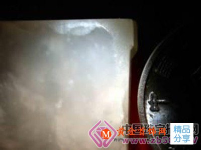 
	快速在手電燈光下區分和田玉產地
