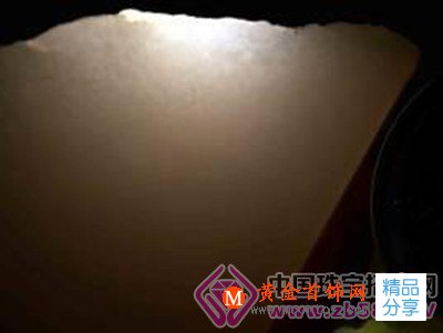 
	快速在手電燈光下區分和田玉產地
