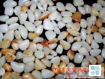 
	市場上的和田玉籽料多為南疆昆侖山出產的籽料
