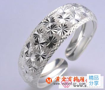 
	送媽媽送哪種材質的飾品比較好
