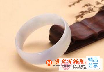 
	云南密玉珠寶翡翠堪稱馬年新春饋贈佳品
