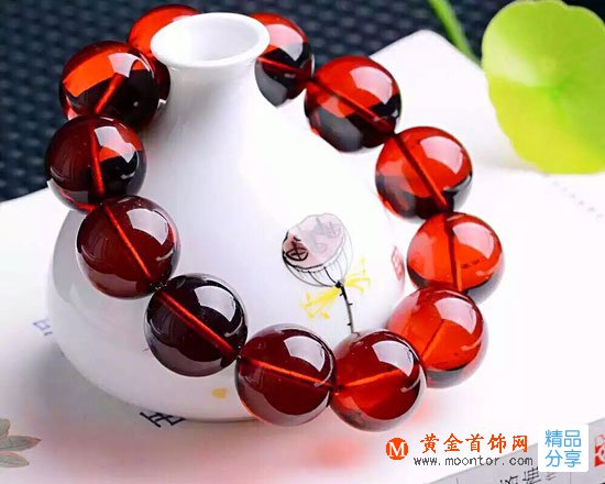 
	什么人不適合佩戴血珀？
